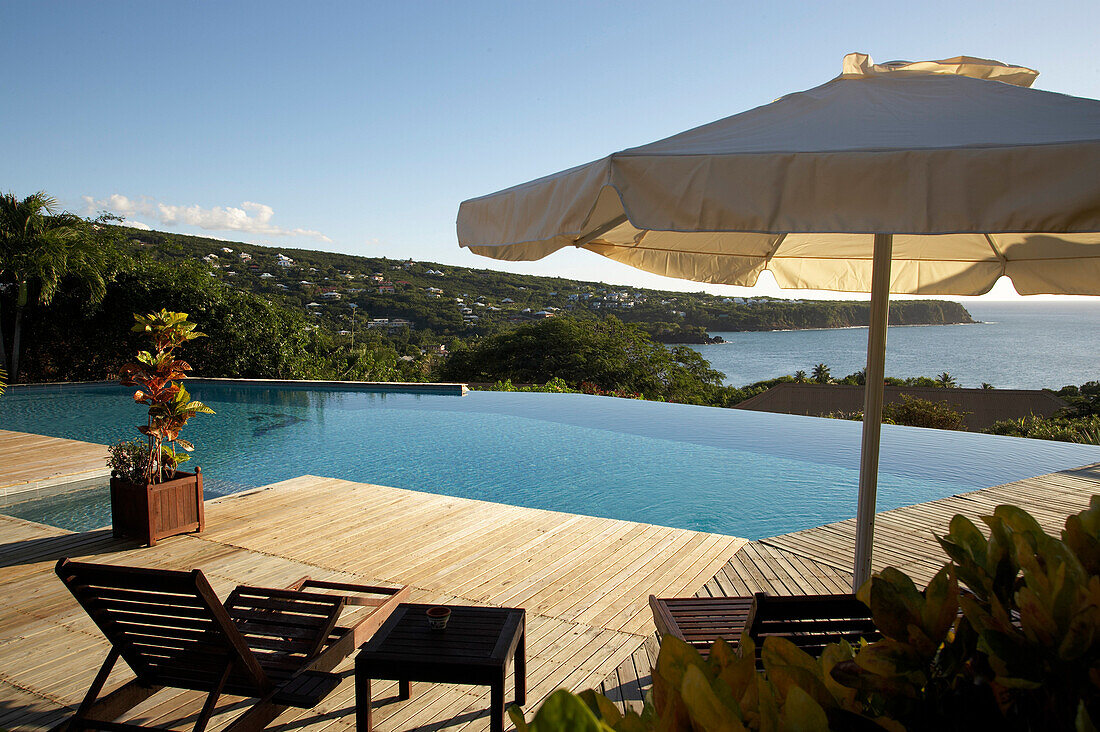 Sonnenliegen am Pool des Hotel Restaurant Le Rayon Vert, Deshaies, Basse-Terre, Guadeloupe, Karibik, Amerika
