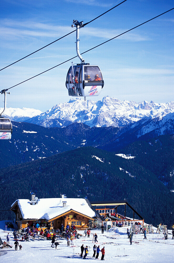 Gondelbahn und Menschen vor einer Skihütte, Olang, Kronplatz, Plan de Corones, Dolomiten, Südtirol, Italien, Europa