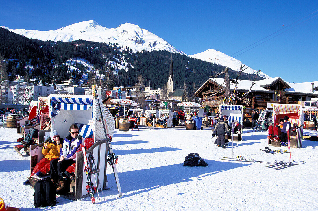 Menschen beim Aprés Ski in Strandkörben, Bolgen Plaza, Davos, Graubünden, Schweiz, Europa