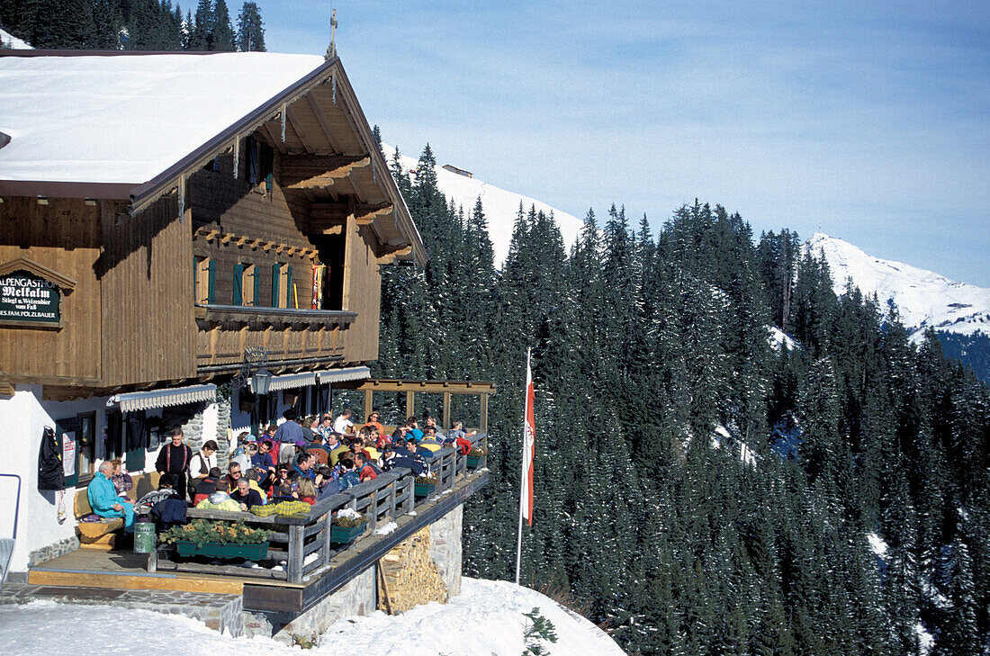 Menschen vor einer Skihütte, Melkalm, Kitzbühel, Tirol, Österreich, Europa