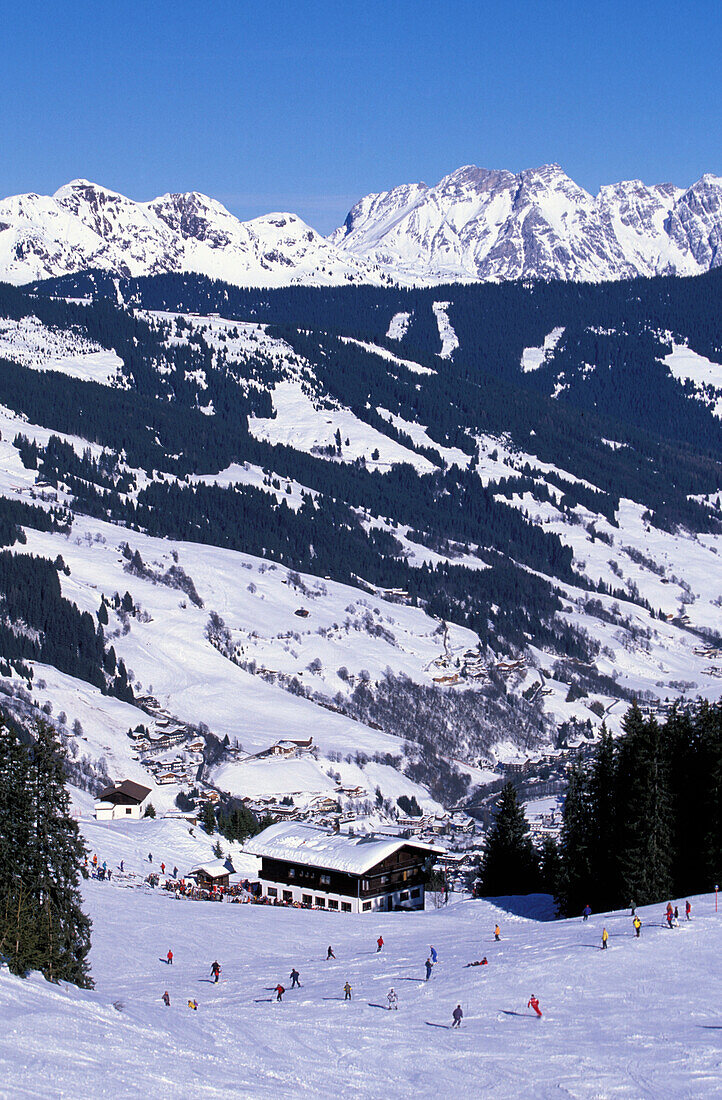 Blick ins Tal mit Skihütte, Saalbach-Hinterglemm, Salzburger Land, Österreich