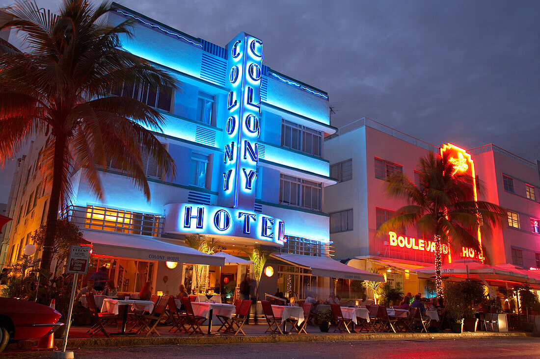 Das beleuchtete Hotel Colony bei Nacht, Ocean Drive, South Beach, Miami, Florida, USA, Amerika
