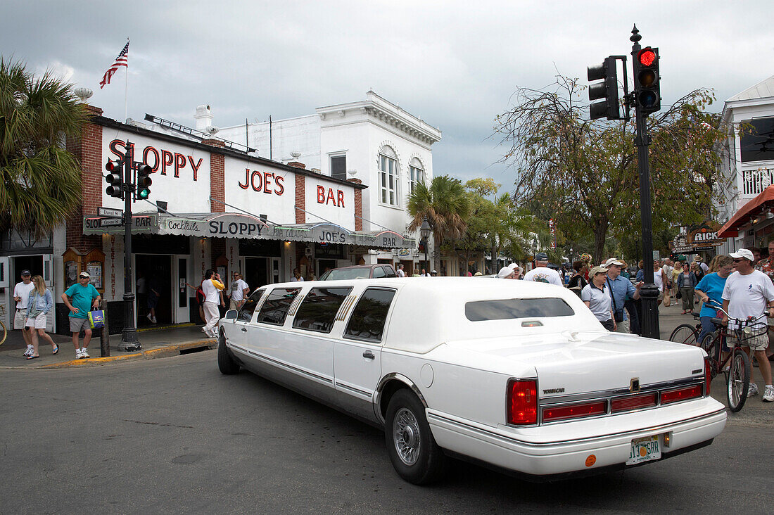 Limousine vor dem Bar Sloppy Joe, Duval Straße, Key West, Florida Keys, Florida, USA
