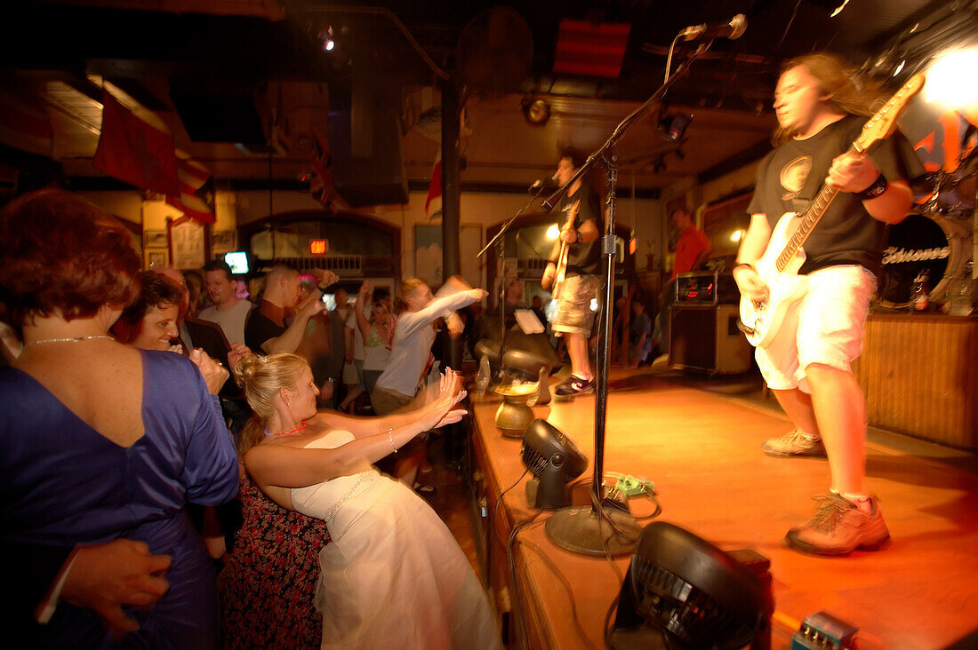 Braut auf dem Konzert von Sloppy Joe's Bar, Key West, Florida Keys, Florida, USA