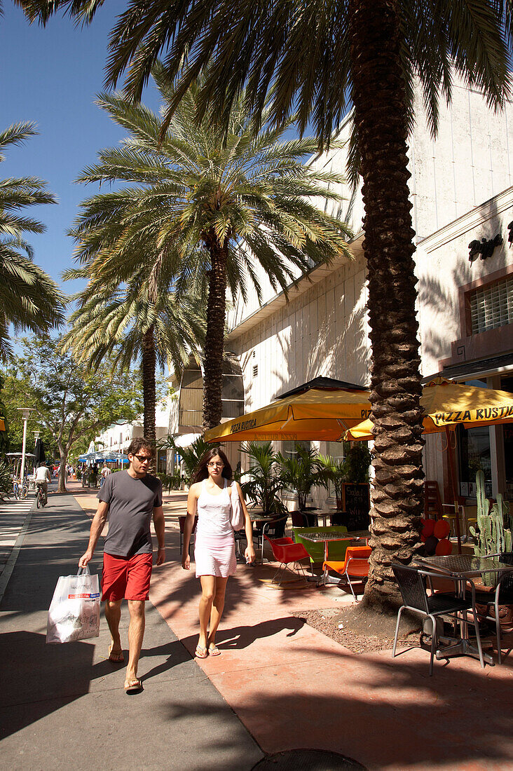 Shopping at Lincoln Road Mall, South Beach, Miami, Florida, USA