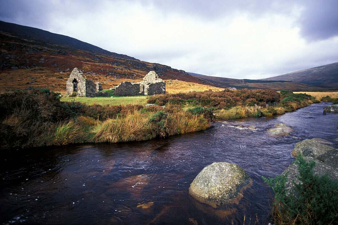 Ruine und Fluß in den Bergen, Wicklow Mountains, County Wicklow, County Wexford, Irland