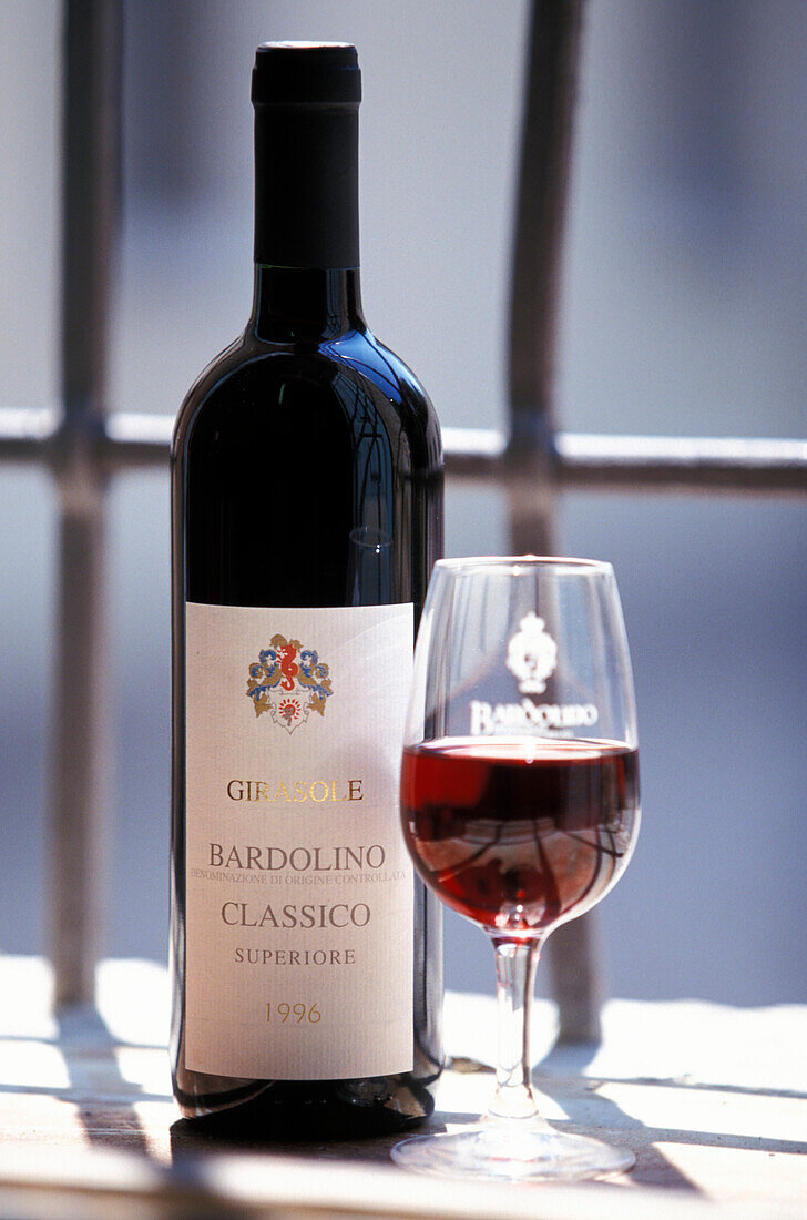 Wine Bardolino, Flasche und Glas, Gardasee, Trentino Italien