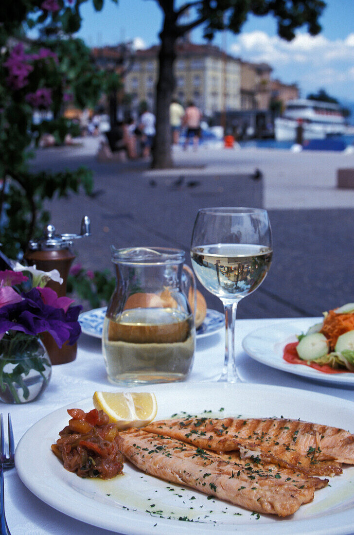 Fischgericht, Hafenrestaurant, Salo, Gardasee, Trentino, Italien