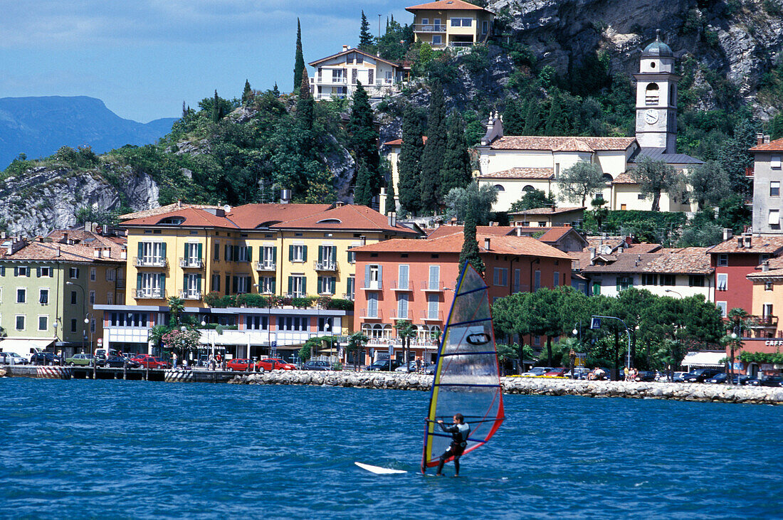 Torbole, Stadtansicht, Surfer, Gardasee, Trentino Italien