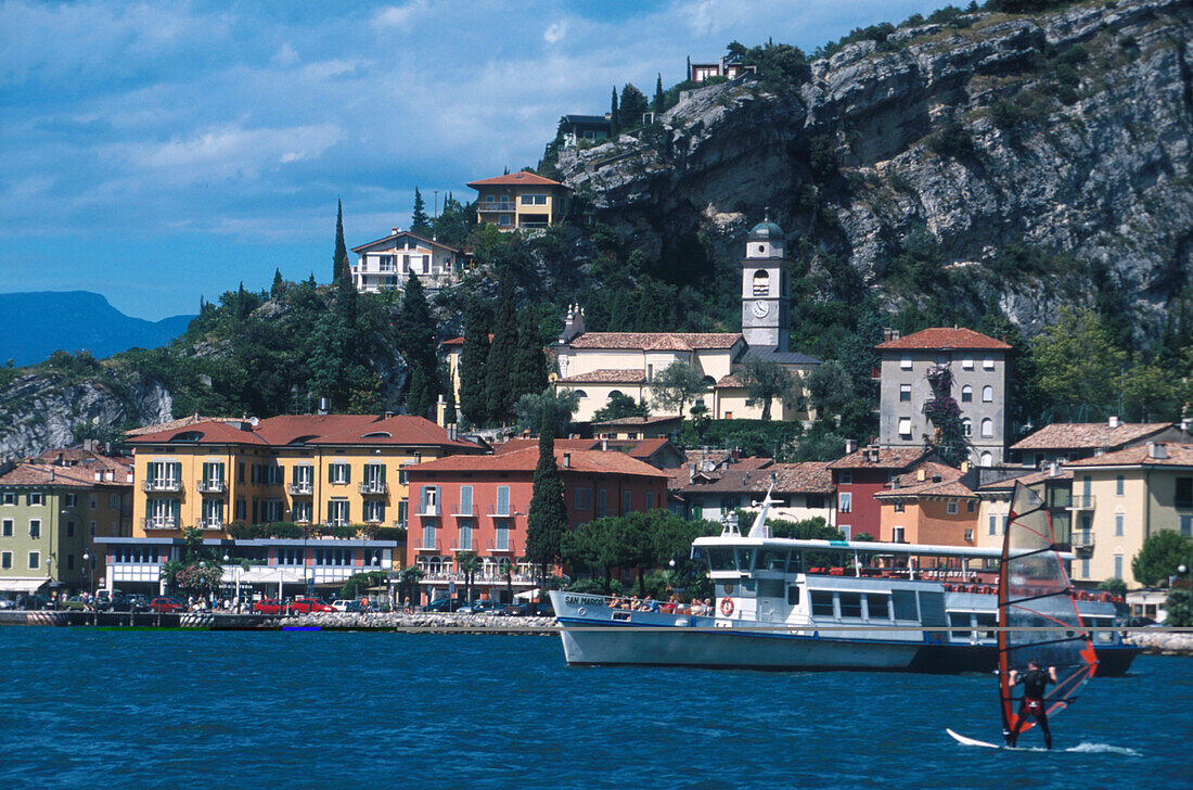 Torbole, Stadtansicht, Gardasee, Trentino, Italien