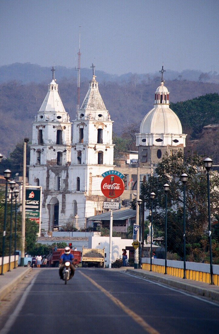Straßenverkehr und weiße Kirche von Chihuatlan, Chihuatlan, Jalisco, Mexiko