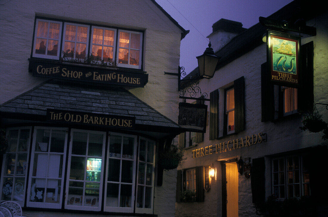 Pub in Abenddämmerung, Polperro bei St. Austell Cornwall, England, Großbritannien