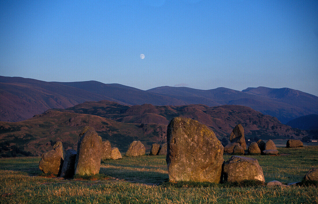 Steinkreis von Castlerigg bei Mondaufgang, Lake District, Cumbria, England, Grossbritannien, Europa