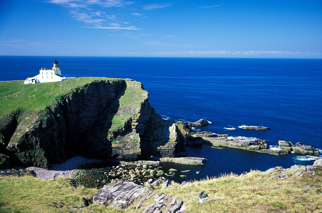 Leuchtturm an der Küste, Point of Stoer Lighthouse, Sutherland, Highlands, Schottland, Grossbritannien, Europa