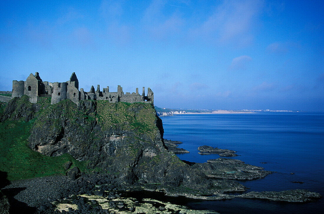 Ruine von Burg Dunluce an der Küste, Antrim, Irland, Grossbritannien, Europa