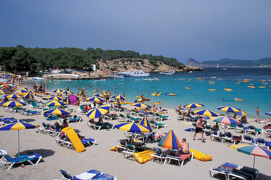 Sandstrand und Bucht bei Cala Bassa, Sant Antoni, Ibiza, Spanien