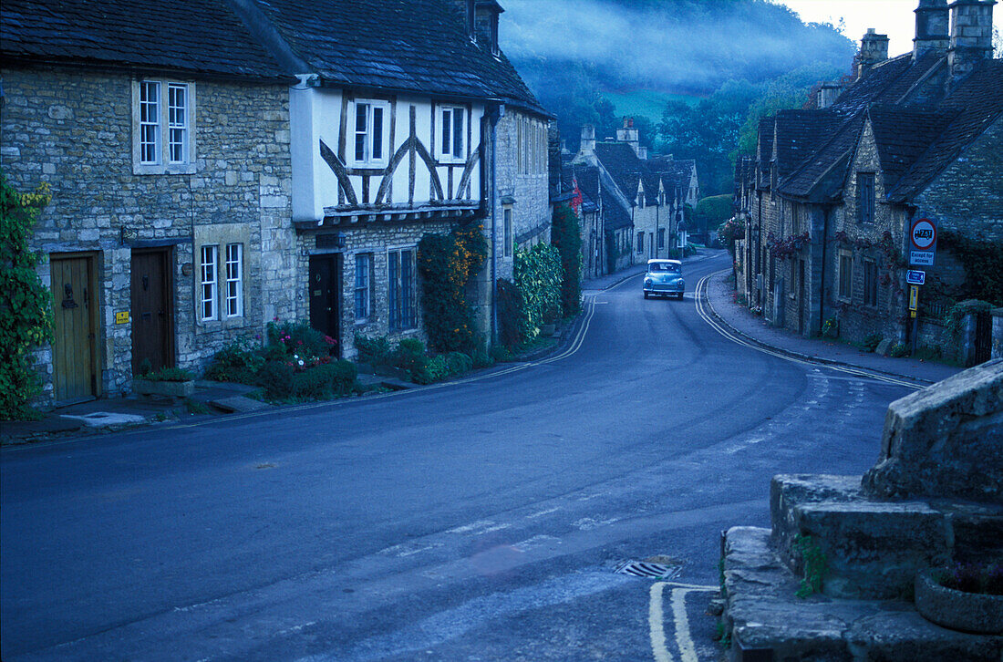 Häuser und Hauptstrasse im Dorf Castle Combe in Wiltshire, Südengland, Grossbritannien, Europa
