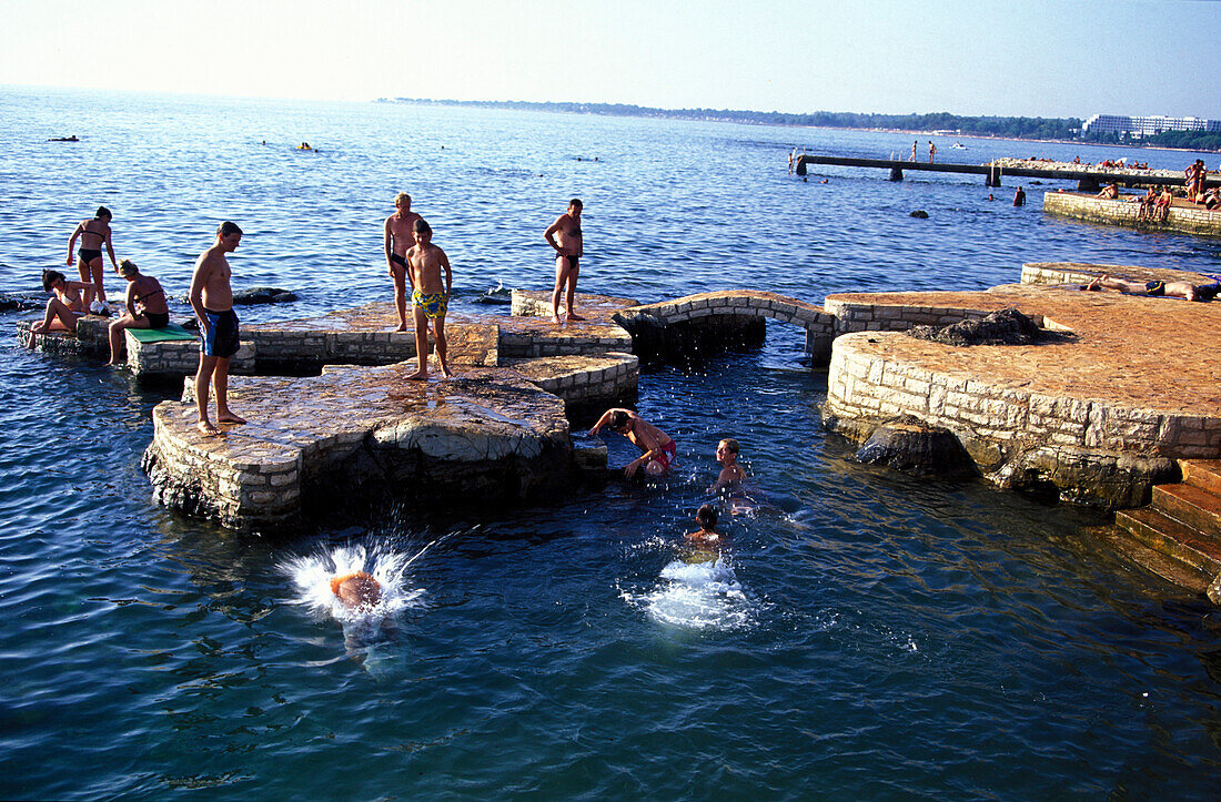 Badende Leute, Strand nähe Porec, Istrien, Kroatien