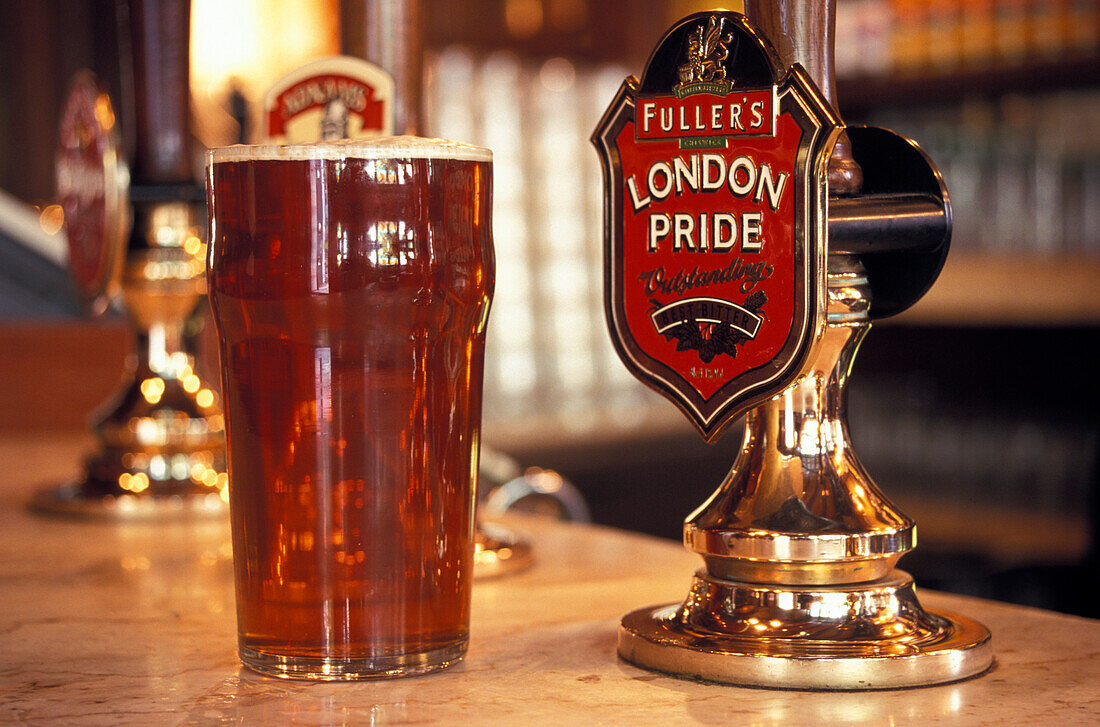 Nahaufnahme eines Bierglases, The Black Friars Pub, Queen Victoria Street, London, England, Grossbritannien, Europa