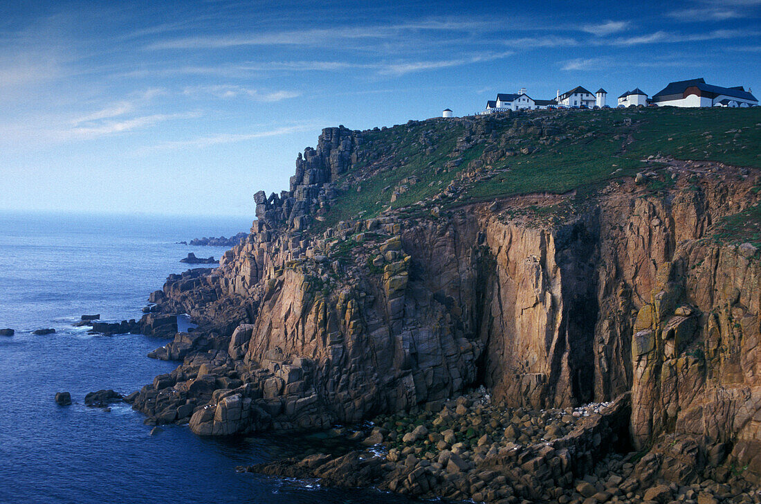 Steilküste mit Häusern, Land´s End, Cornwall, England, Grossbritannien, Europa