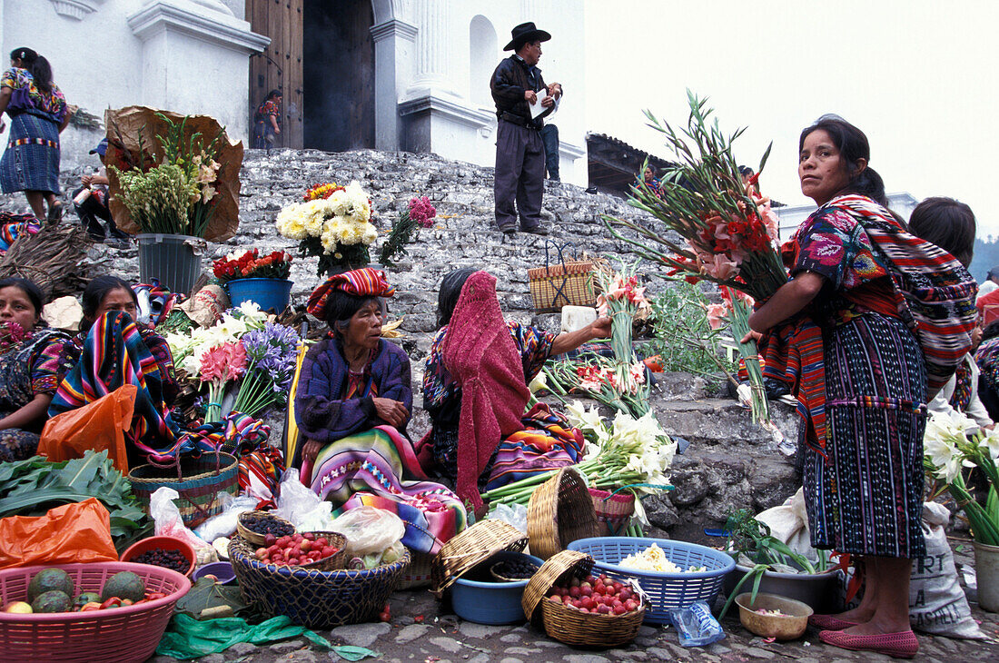 Frauen in traditioneller Kleidung, Donnerstags-Markt, Chichicastenango, El Quiché, Guatemala, Südamerika, Amerika
