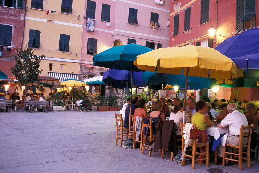 Straßencafe, Platz von Vernazza, Vernazza, Cinque Terre, Ligurien, Italien