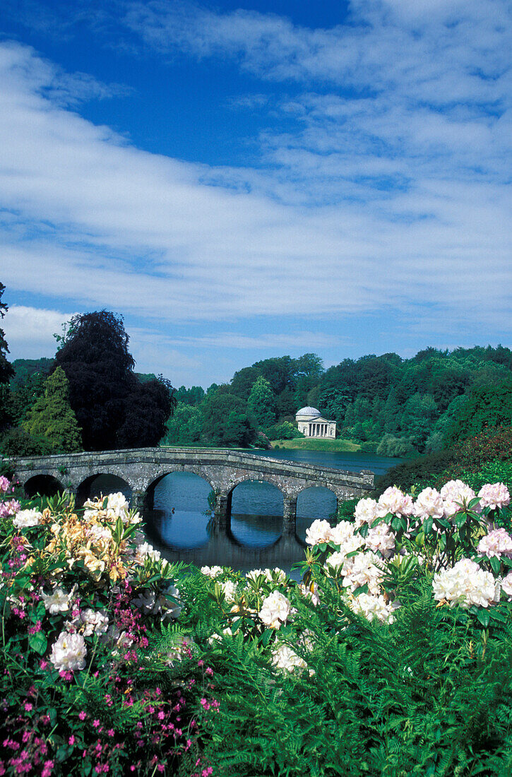 Blumen und Steinbrücke über einem Fluss, Stourhead Garden, Wiltshire, England, Grossbritannien, Europa
