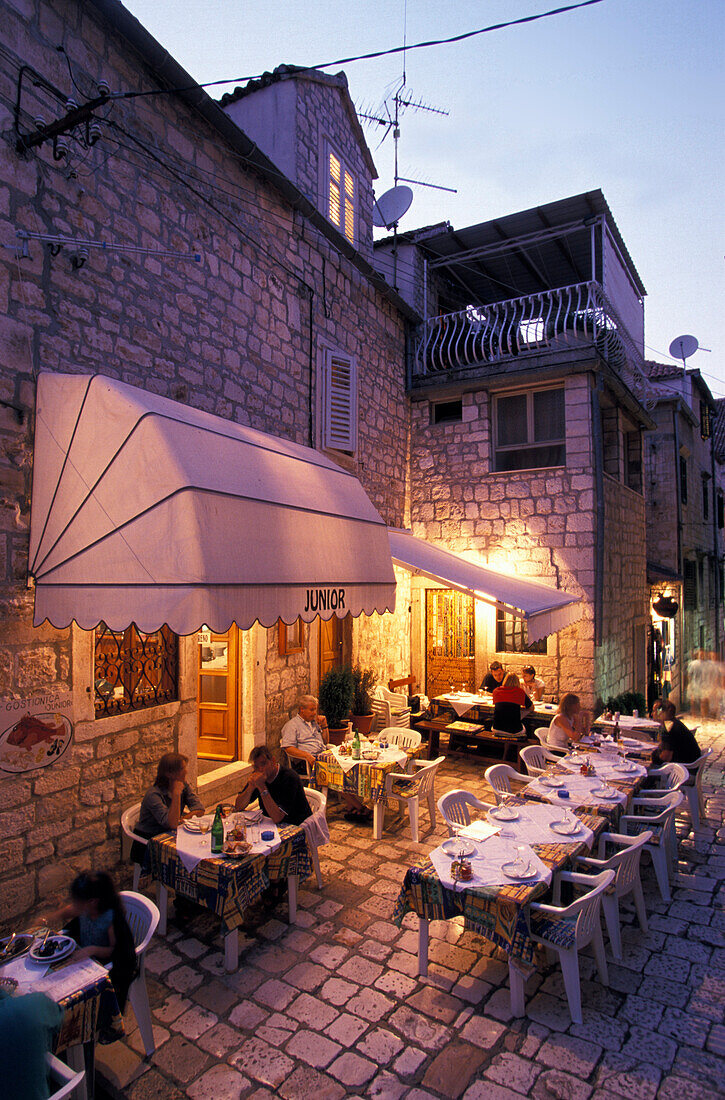 Straßencafe am Abend, Hvar, Hvar Insel, Dalmatien, Kroatien