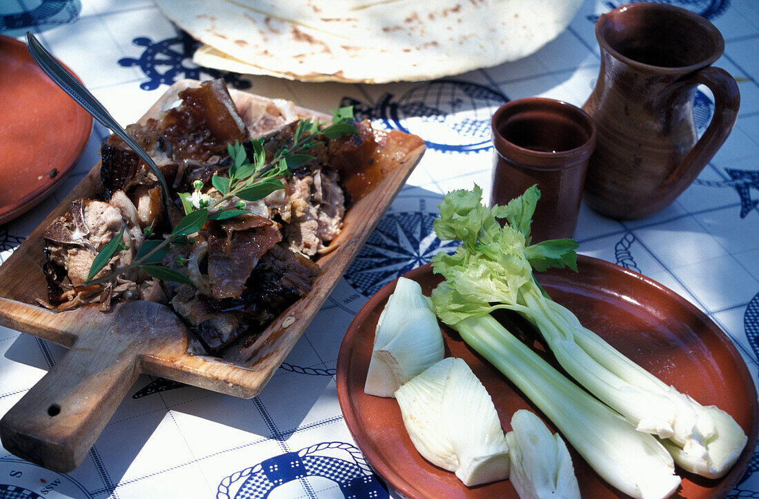 Porcheddu, Restaurant Su Meriacru, Spaggia Berchida, Baronie Sardinien, Italien