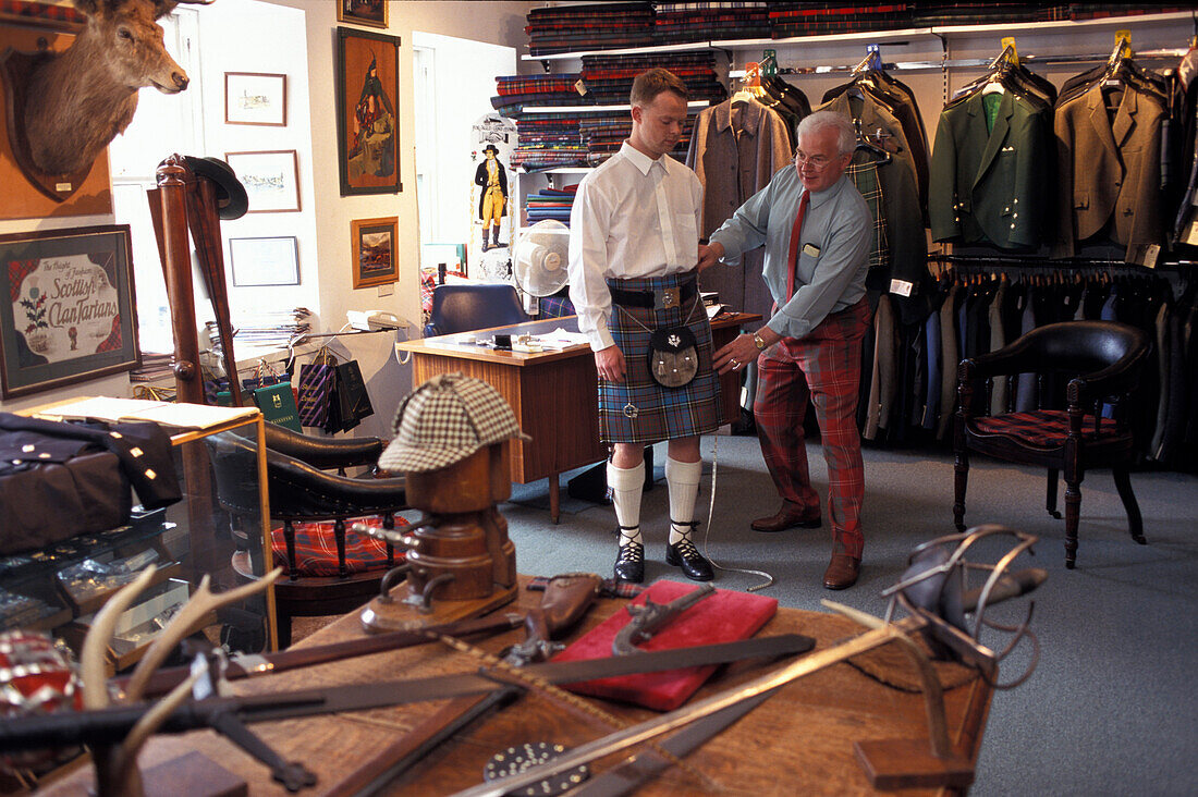 Kiltmaker Ian Chisholm nimmt Mass, Inverness, Schottland, Grossbritannien, Europa