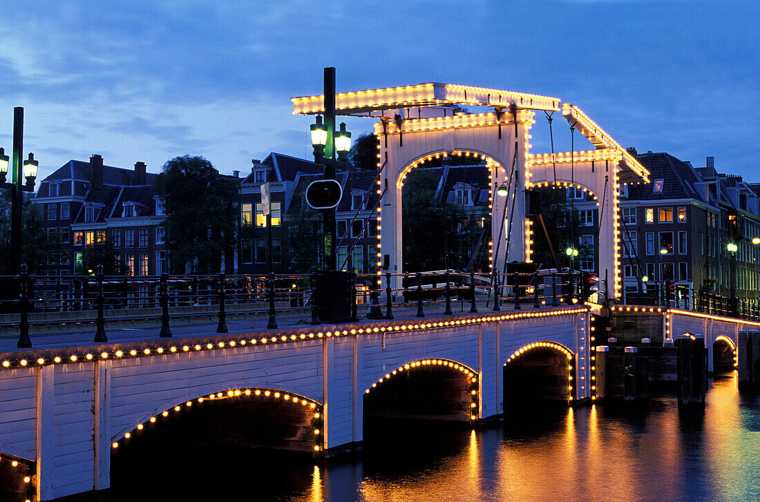 Magere Brug, Magere Brücke am Abend, Ziehbrücke, Fluss Amstel, Amsterdam, Niederlande