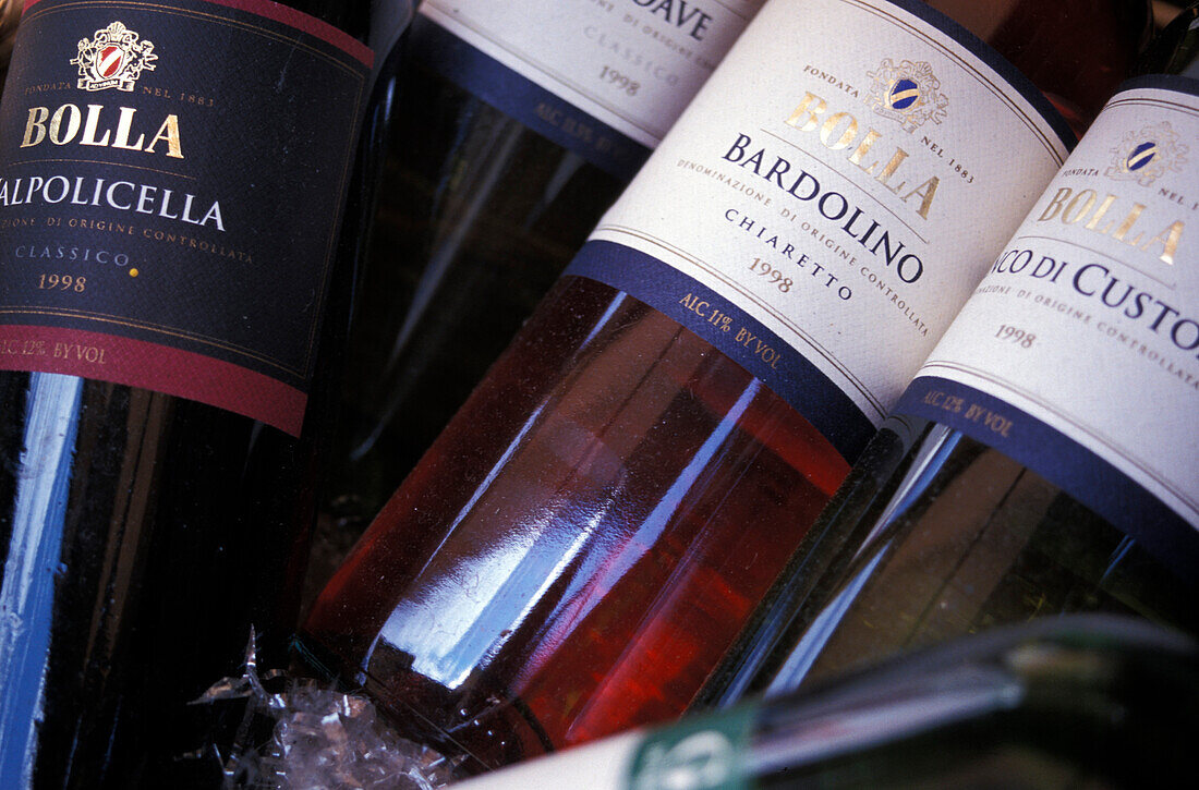 Weinflaschen, Nahaufnahme, Bardolino-Wein, Bardolino, Verona, Italien