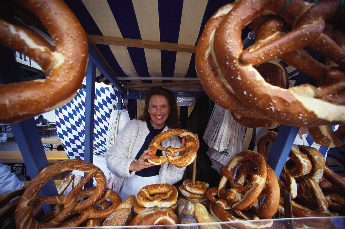 Brezel-Verkäuferin, Oktoberfest, München Bayern, Deutschland