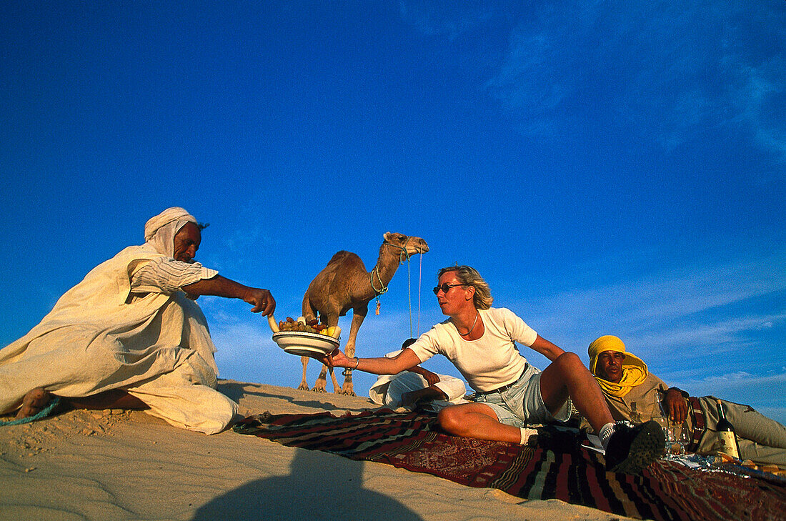 Picknick mit Ben Ali, Berber, Dromedar, Duene bei Nefta, Tunesien