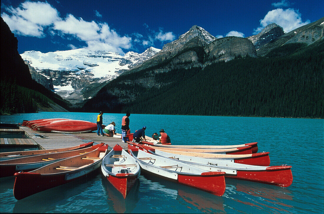 Mietkanus, Lake Louise, Gebirgssee, Banff N.P., Rocky Mountains Alberta, Kanada