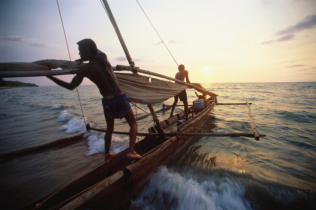 Sakalava Fischer bei Sonnenaufgang, Auslegerpiroge, Nord Madagaskar, Afrika