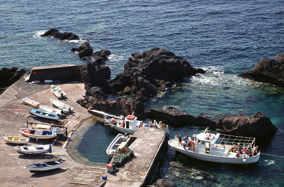Zwei Boote laufen in den kleinsten Hafen der Welt ein, Ginostra, Stromboli, Liparische Inseln, Sizilien, Italien