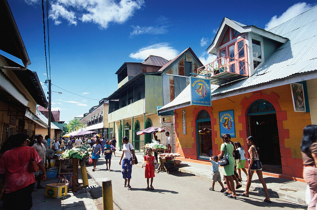 Strassenszene, Menschen gehen über die Marktstrasse in Victoria, Mahé, Seychellen