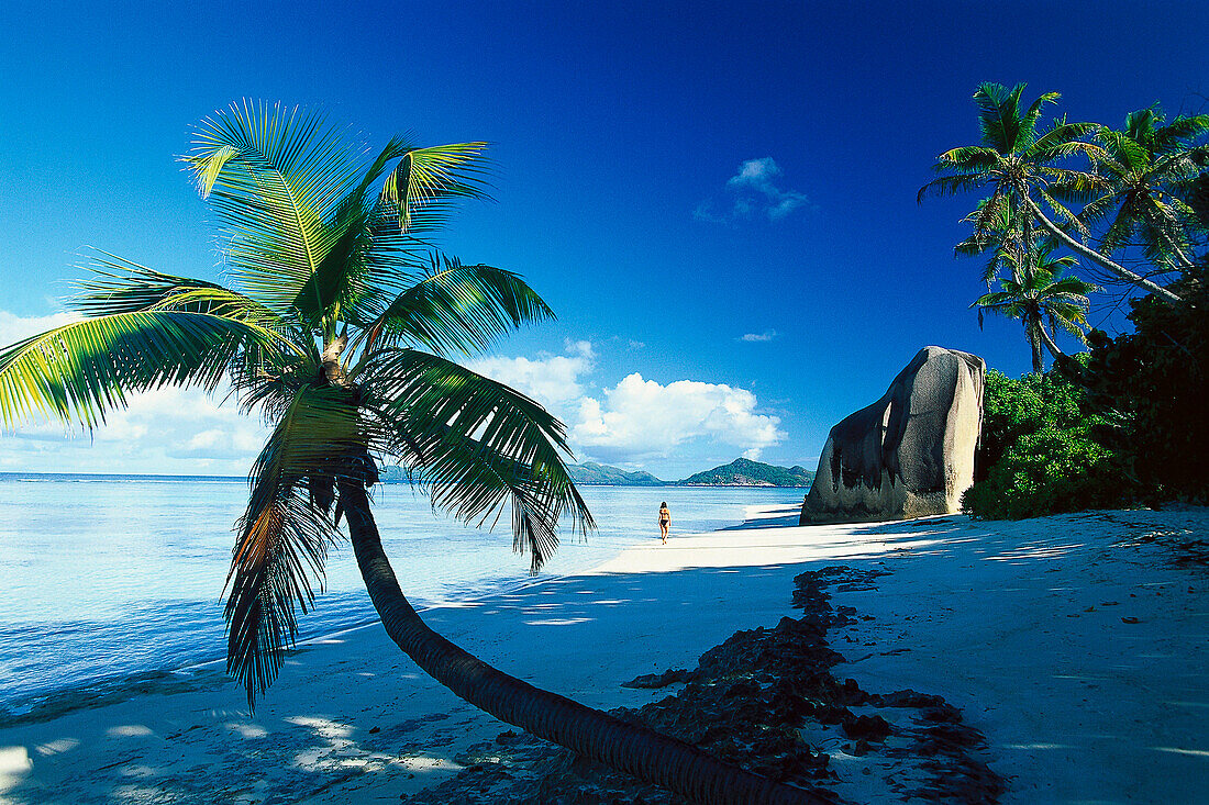 Frau läuft entlang Strand, Anse Source d´Argent, La Digue, Seychellen