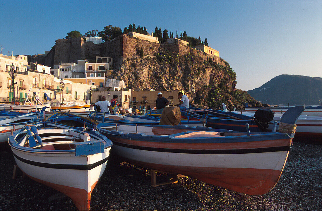 Fischerboote am Strand, Marina Corta, Lipari Stadt, Insel Lipari Liparische Inseln, Italien