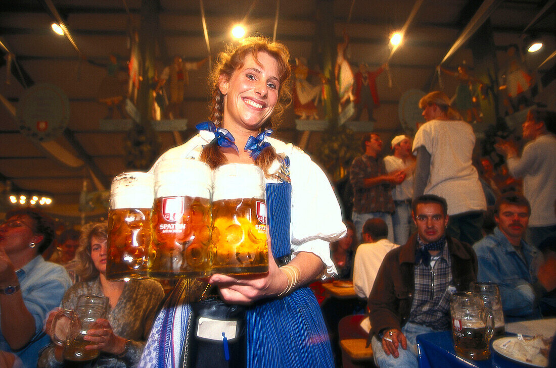 Bedienung Barbara, im Festzelt, Oktoberfest München, Bayern, Deutschland