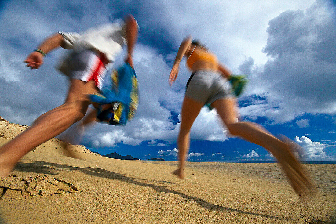 Paar läuft am Strand entlang
