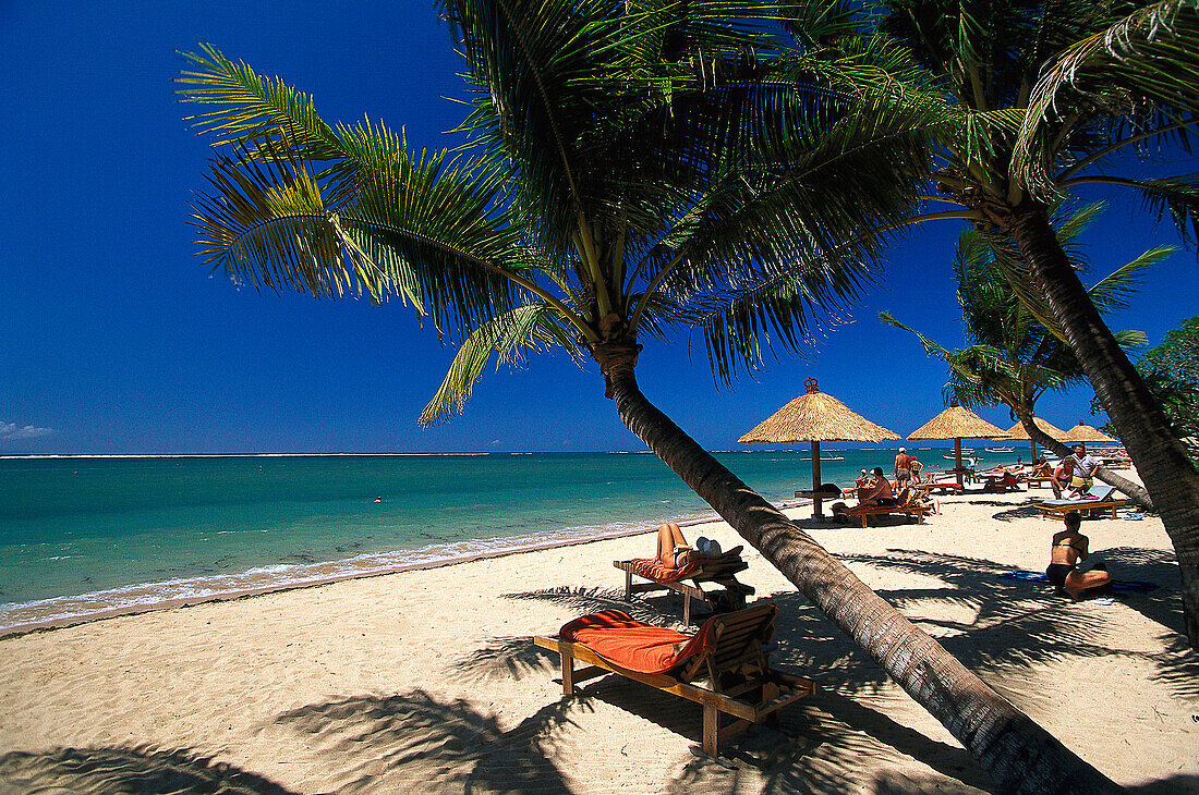 Leute am Strand, Palmenstrand des Bali Hyatt Hotels, Bali, Indonesien