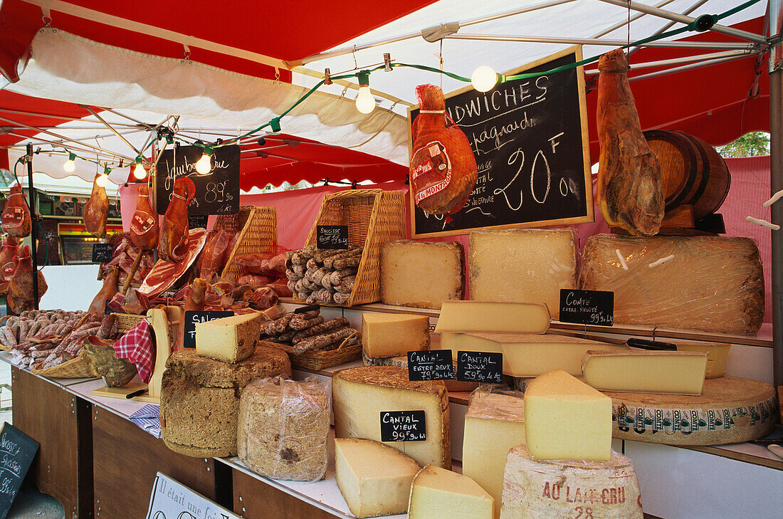 Kaesestand am Wochenmarkt, Fontvielle, Bouches-du-Rhone Provence, Frankreich
