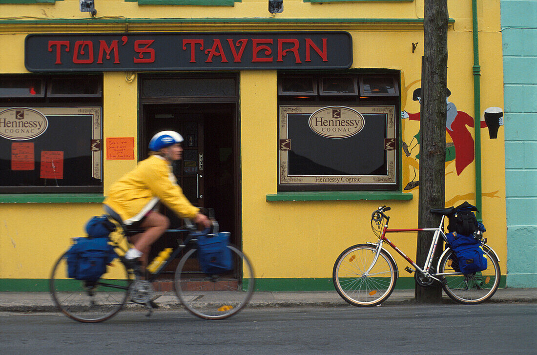 Radfahrer vor Pub, Cahersiveen County Kerry, Irland