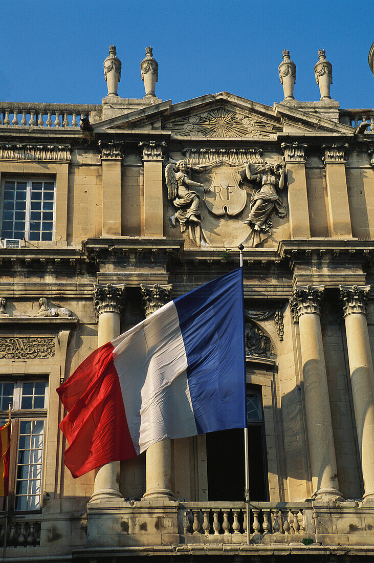 Französische Flagge, Rathaus, Arles, Bouches-du-Rhone Provence, Frankreich