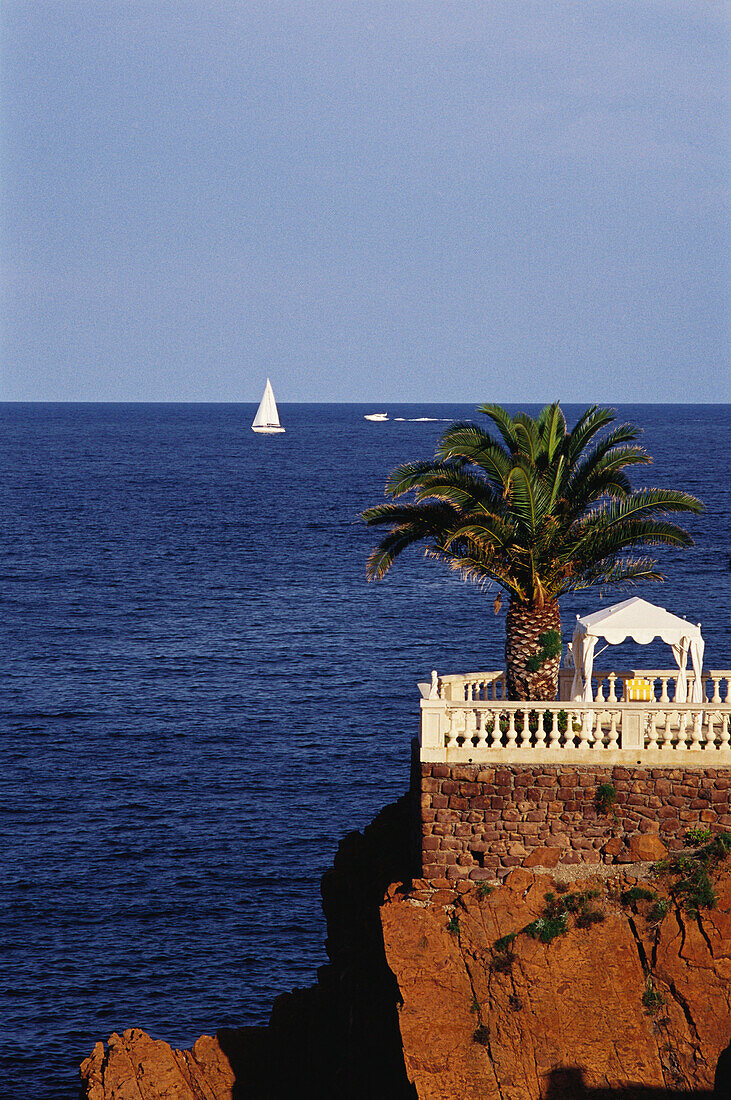 Terrasse mit Meerblick, Comiche de l´Esterel, Côte d´Azur, Provence, Frankreich, Europa