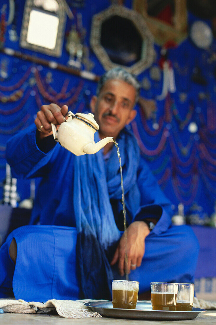 Tuareg Mohamed Jallali beim Tee Einschenken, Essaouira, Marokko