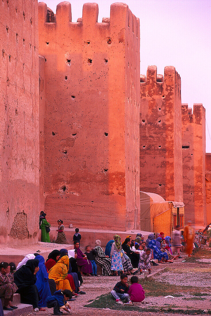 Verhüllte Frauen, Stadtmauer, Taroudant Marokko