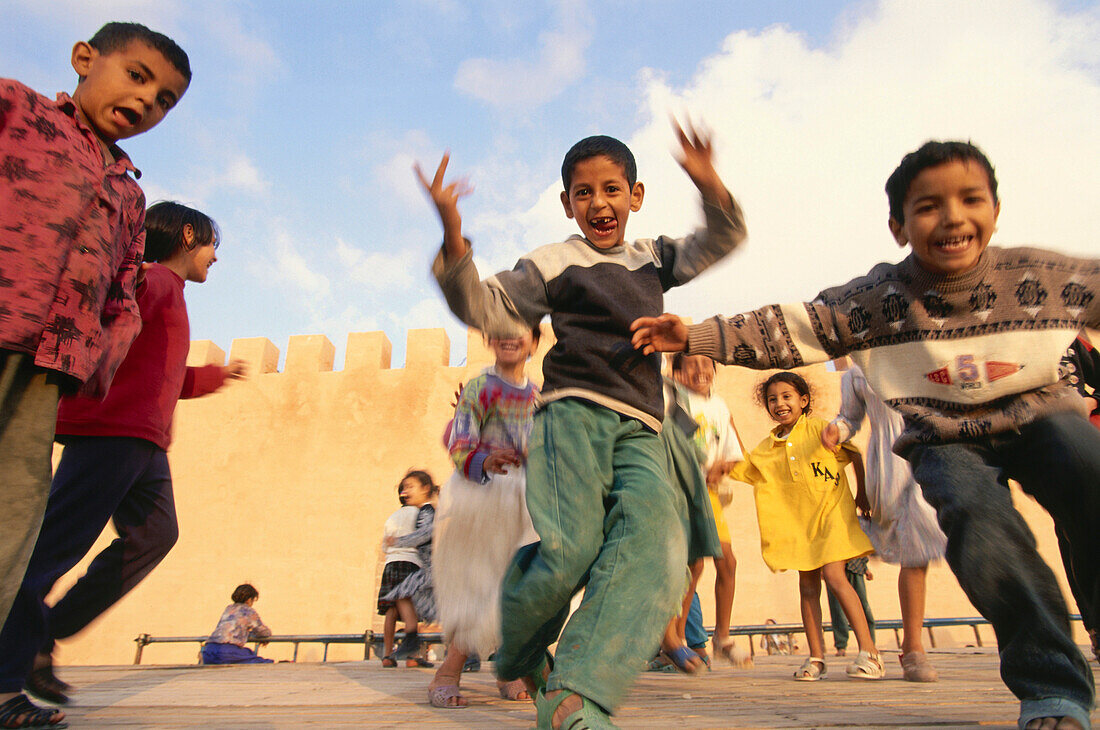 Einheimische Kinder beim Spielen, Essaouira, Marokko